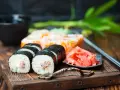 Pyszne sushi z kremowym nadzieniem i marynowanym imbirem. Idealne do sosu do sushi przepis.