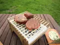 Na grillu leżą soczyste steki i burger. Obok masło ziołowe, idealne do sosu kobe. Co to za pyszności!