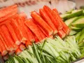 Paluszki surimi, pokrojony ogórek i awokado. Idealne składniki do sushi, które wyjaśniają, surimi co to jest.