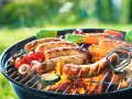Kiełbaski i warzywa grillują się na ruszcie. Zastanawiasz się, ile waży jedna kiełbasa?