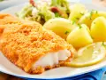 Chrupiąca ryba w panierce, idealna do podania z ziemniakami i cytryną. Dowiedz się, jak smażyć rybę w mące i jajku, by uzyskać taki efekt.