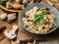 Kremowe risotto z grzybami, idealne do przygotowania, gdy wiesz, jak ugotować ryż do risotto.