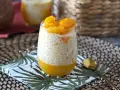 Pyszny deser z tapioki z mango, podany w szklance, z kawałkami owoców na wierzchu. Idealny na letnie popołudnie.