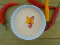 Kremowy sos z papryczkami chili, idealny do dań. Prosty spicy mayo przepis.
