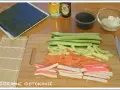Składniki do sushi: nori, ryż, łosoś, paluszki krabowe, awokado i ogórek. Zobacz, jak pokroić ogórka do sushi, by rolki były idealne.