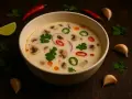 Aksamitna zupa tom kha z grzybami, chili i kolendrą. Idealny przepis na rozgrzewający posiłek.