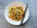 Pyszny pad thai oryginalny przepis z kurczakiem, jajkiem, orzeszkami i limonką.