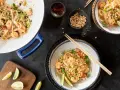 Pyszne danie z makaronem ryżowym, krewetkami i kiełkami. Aromatyczne pasta pad thai z orzeszkami ziemnymi i limonką.