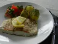 Filet z dorsza z piekarnika w folii, podany z ziemniakami i pomidorami.