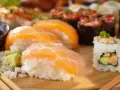 Pyszne sushi z łososiem i awokado, idealne na lekki posiłek. Zastanawiasz się nad sushi w tempurze kcal? To danie jest świetną alternatywą.