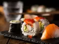 Pyszne rolki sushi z łososiem i kawiorową posypką, idealne na wieczór z przyjaciółmi. Co do sushi, to właśnie to!