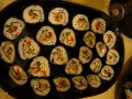 Roladki sushi z tuńczykiem, ogórkiem i papryką, posypane czarnym sezamem. Idealne, gdy zastanawiasz się, jak przygotować tuńczyka do sushi.