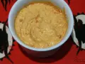 Domowy sos sriracha mayo przepis. Kremowy, pikantny sos w miseczce, idealny do wielu dań.