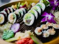 Piękne sushi z awokado i łososiem. Tradycyjne sushi nie zawiera glutenu, ale sos sojowy już tak.