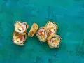 Chrupiące sushi w panko z łososiem, awokado i ogórkiem na turkusowym tle.