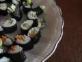 Domowe sushi z ogórkiem i marchewką. Prosty przepis na zaprawę do sushi sprawia, że przygotowanie jest łatwe i przyjemne.
