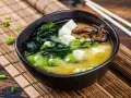 A miseczka zupy miso z tofu, wodorostami i grzybami shiitake. Idealny przepis na rozgrzewający posiłek.