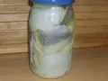 Słoik ze śledziami w oleju i occie, idealny przepis na to, jak zrobić dobre śledzie.