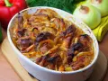 Pieczona łopatka wieprzowa z cebulą w naczyniu żaroodpornym. Idealny pomysł, co zrobić z łopatki wieprzowej na obiad.