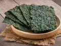 Suszone płaty nori, idealne do tego, w co zawija się sushi. Chrupiące i pełne smaku.