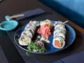 Talerz sushi z łososiem i krewetkami, marynowanym imbirem i wasabi. Czy sushi jest lekkostrawne? Tak, to zdrowa i lekka przekąska.