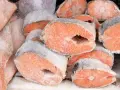 Mrożone kawałki łososia, pokryte szronem. Chcesz wiedzieć, jak szybko rozmrozić rybę? Oto rozwiązanie!