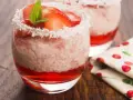 Pyszny deser: pudding z tapioki z truskawkami i wiórkami kokosowymi w szklance, ozdobiony miętą.