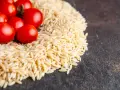 Czerwone pomidorki koktajlowe i makaron orzo. Ile gotować? Krótka odpowiedź: około 8-10 minut.