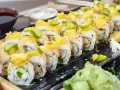 Kolorowe rolki sushi z mango i awokado, podane z sosem sojowym i imbirem. Wyjątkowe sushi z tykwą, które zachwyca smakiem i wyglądem.