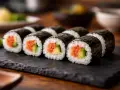 Rzędy sushi z łososiem i awokado, owinięte w ciemną, błyszczącą nori.