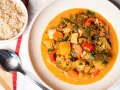 Pyszny, wegetariański massaman curry przepis z tofu, brokułami i marchewką. Podany z brązowym ryżem.