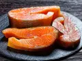 Surowy łosoś do sushi, idealny do przygotowania domowych rolek. Gdzie kupić świeżego, wysokiej jakości łososia?