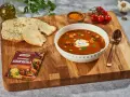 Aksamitny gulasz z ciecierzycą i kurczakiem, podany z chlebkiem naan i przyprawą Prymat Garam Masala. Idealny przepis na orientalną ucztę.