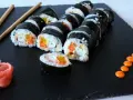Roladki sushi z paluszkami surimi, marchewką i papryką. Prosty sposób, jak przygotować paluszki surimi do sushi.