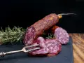 Ile peklosoli na kilogram mięsa do kiełbasy - uniknij błędów w peklowaniu