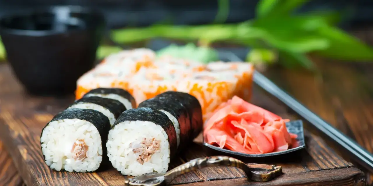 Pyszne sushi z kremowym nadzieniem i marynowanym imbirem. Idealne do sosu do sushi przepis.