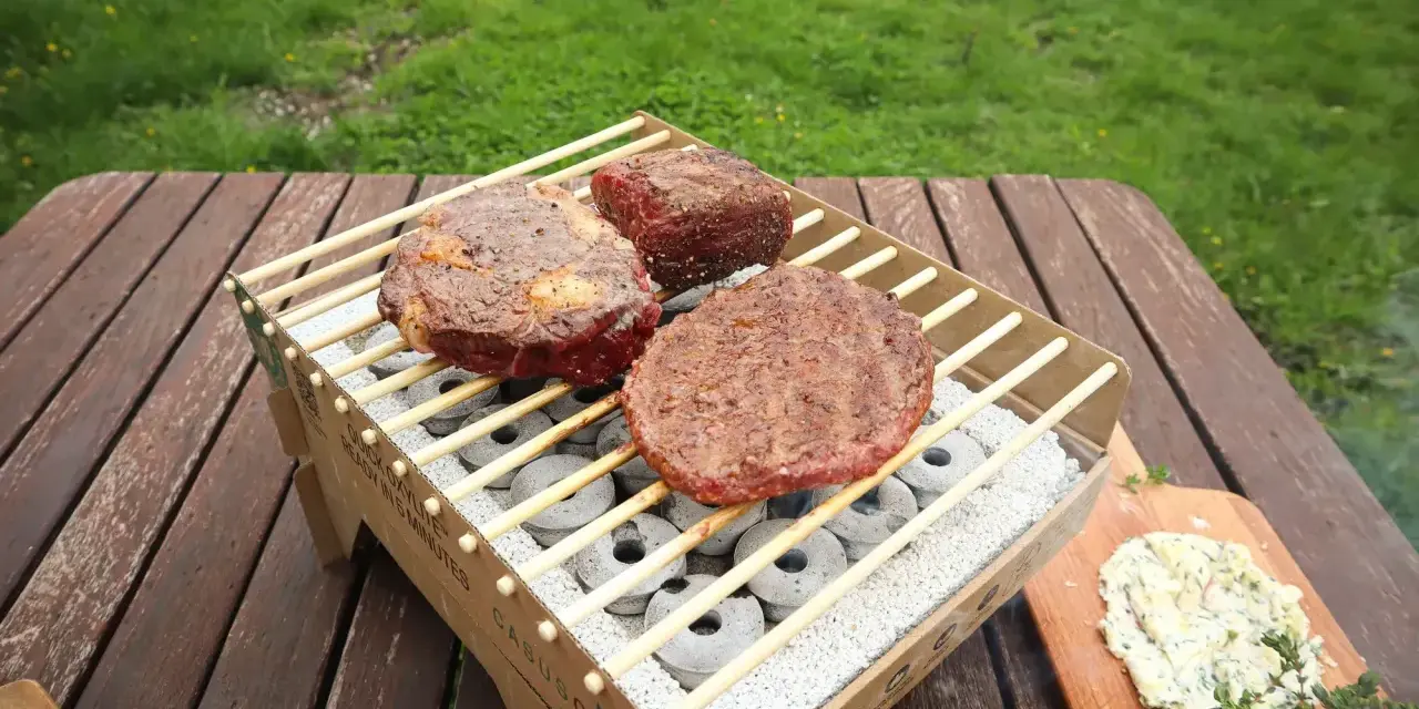 Na grillu leżą soczyste steki i burger. Obok masło ziołowe, idealne do sosu kobe. Co to za pyszności!