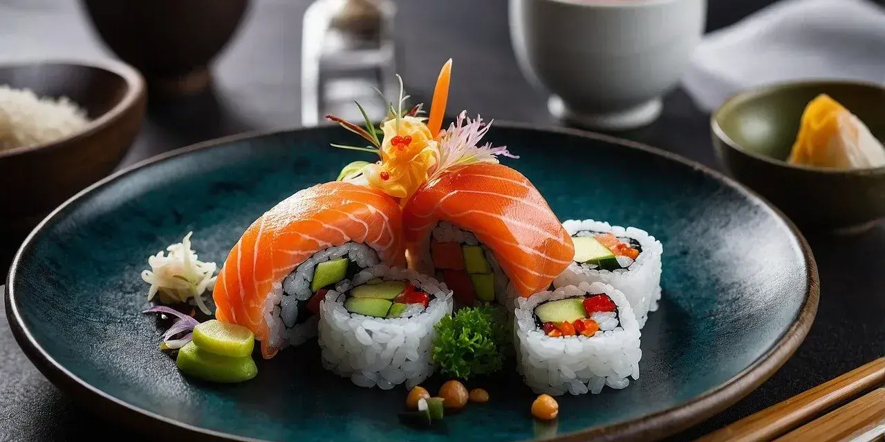 Wykwintne rolki sushi z łososiem, awokado i warzywami, podane z pikantnym dodatkiem do sushi.