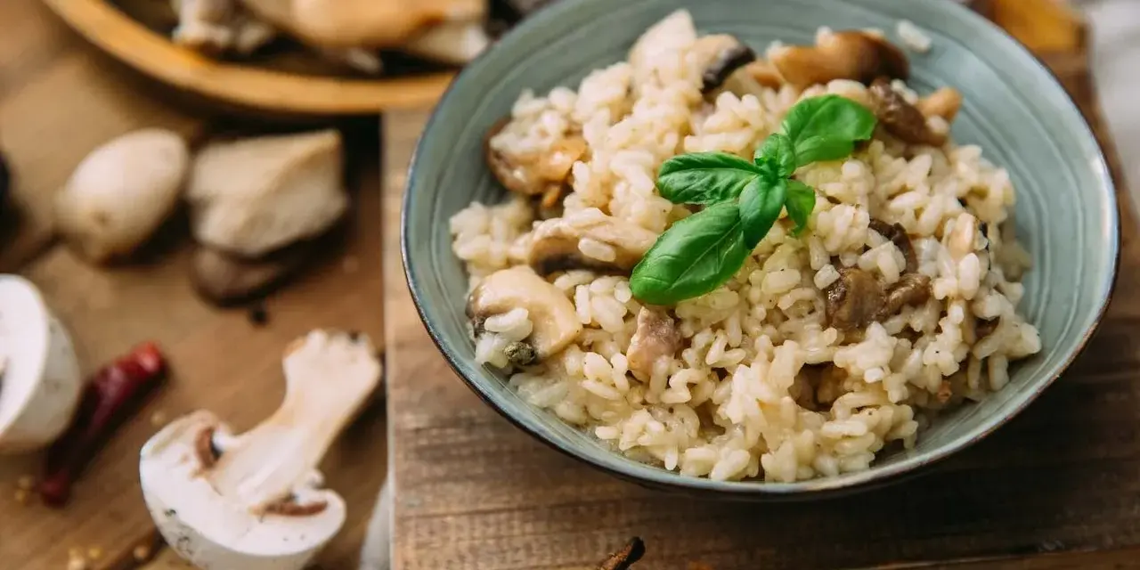 Kremowe risotto z grzybami, idealne do przygotowania, gdy wiesz, jak ugotować ryż do risotto.