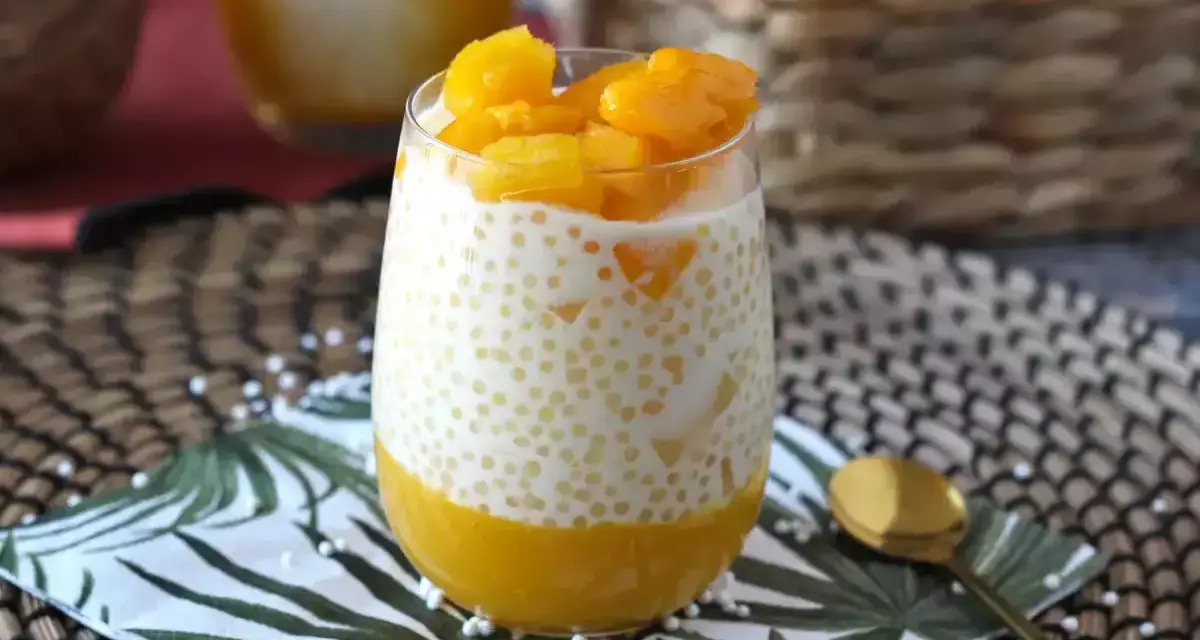 Pyszny deser z tapioki z mango, podany w szklance, z kawałkami owoców na wierzchu. Idealny na letnie popołudnie.