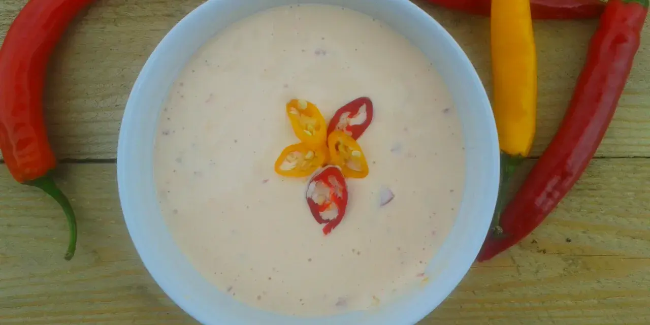 Kremowy sos z papryczkami chili, idealny do dań. Prosty spicy mayo przepis.