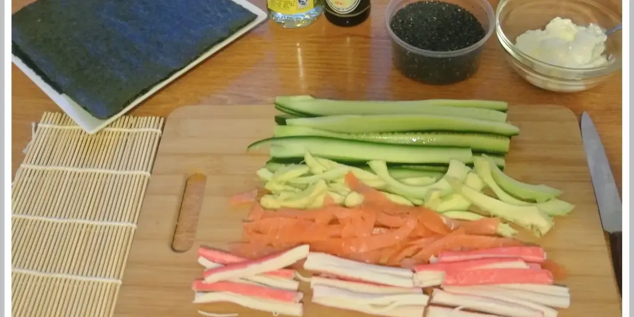 Składniki do sushi: nori, ryż, łosoś, paluszki krabowe, awokado i ogórek. Zobacz, jak pokroić ogórka do sushi, by rolki były idealne.