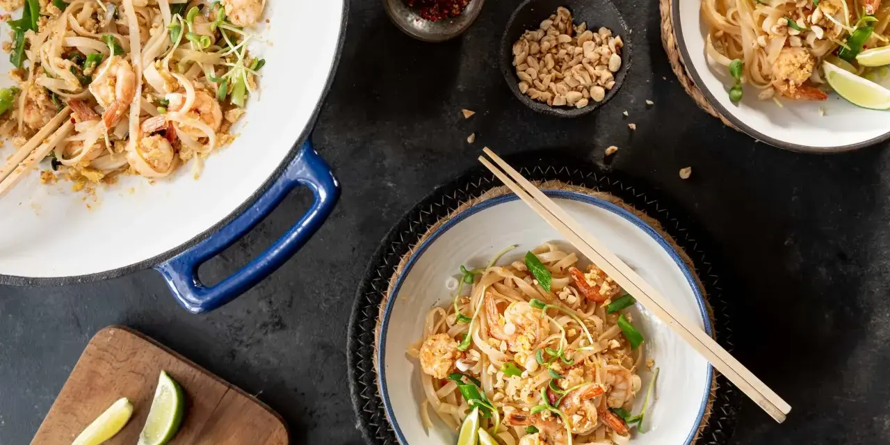 Pyszne danie z makaronem ryżowym, krewetkami i kiełkami. Aromatyczne pasta pad thai z orzeszkami ziemnymi i limonką.