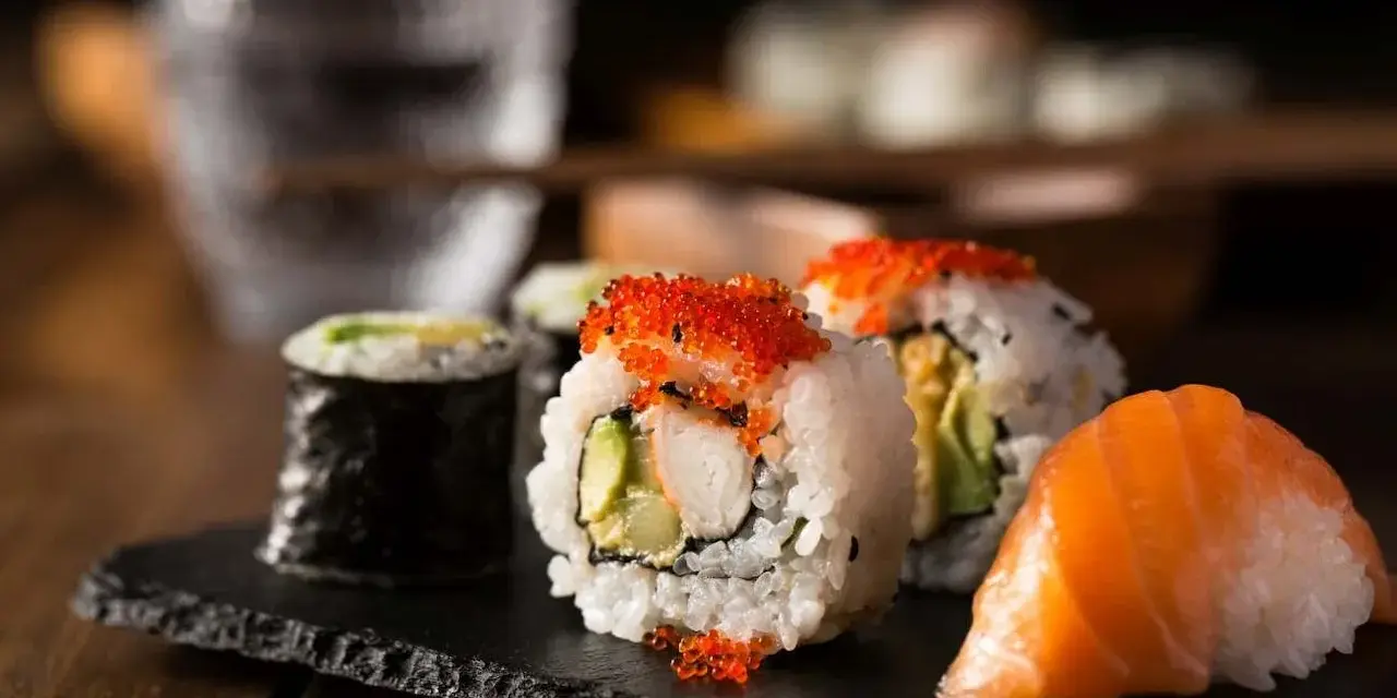 Pyszne rolki sushi z łososiem i kawiorową posypką, idealne na wieczór z przyjaciółmi. Co do sushi, to właśnie to!
