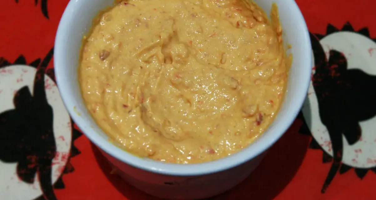 Domowy sos sriracha mayo przepis. Kremowy, pikantny sos w miseczce, idealny do wielu dań.
