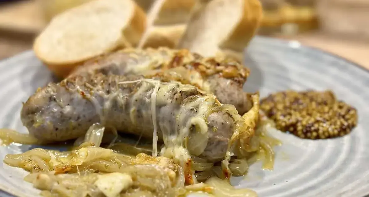 Kiełbasa zapiekana z cebulą i serem – prosty przepis na pyszne danie