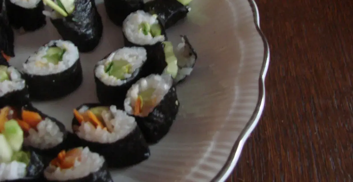 Domowe sushi z ogórkiem i marchewką. Prosty przepis na zaprawę do sushi sprawia, że przygotowanie jest łatwe i przyjemne.