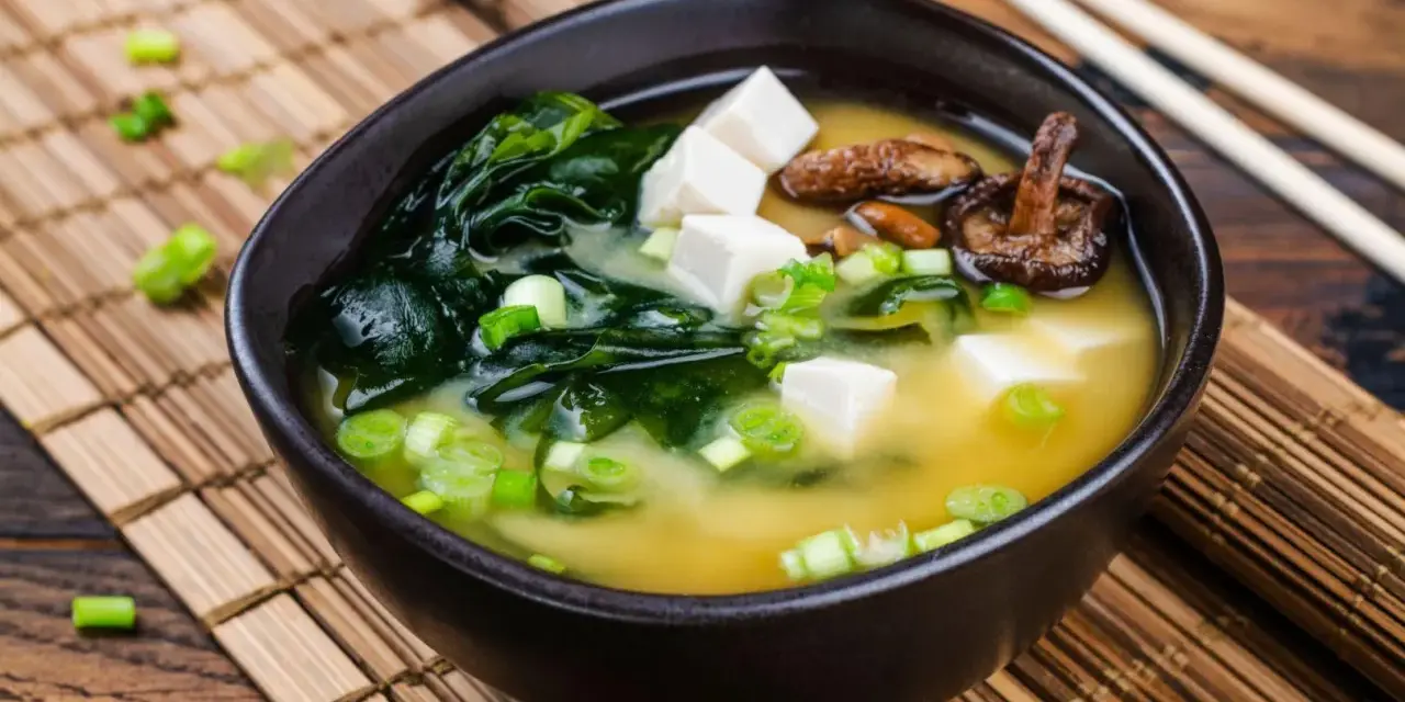 A miseczka zupy miso z tofu, wodorostami i grzybami shiitake. Idealny przepis na rozgrzewający posiłek.