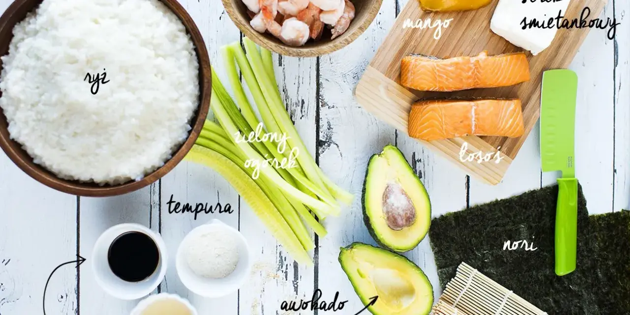 Składniki do sushi: ryż, krewetki, łosoś, awokado, ogórek, mango, serek śmietankowy, nori, sos sojowy, ocet ryżowy i tempura. Idealna zalewa do ryżu gotowa!