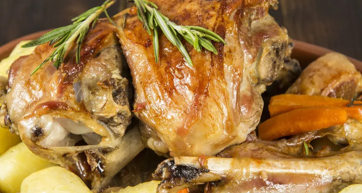 Jak zamarynować baraninę, by uzyskać soczyste i aromatyczne mięso
